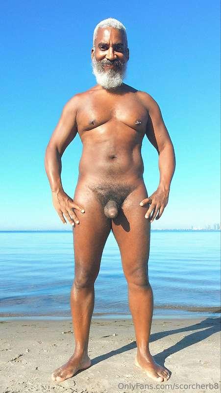 Full Frontal Friday!  #beard #musculardaddy #gay #feet #gayc..