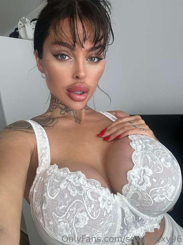 I don’t know why but i find this Granny bra kind of sexy 😃
W..
