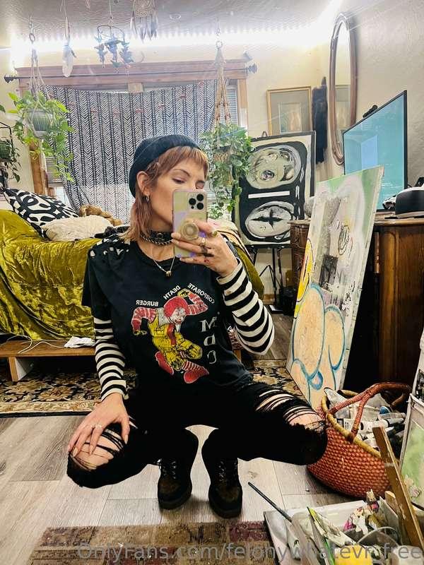 Keep swiping 👉🏻 To take off my clothes 😯😉😘🖤