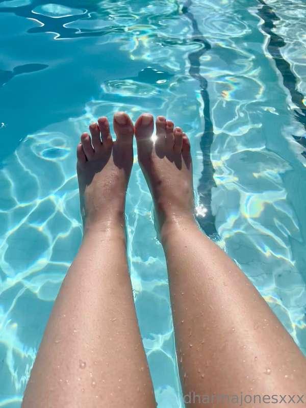 Sparkly pool feet ✨ Happy Feet Friday 💕