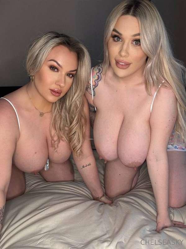 My favourite big titty lesbian milfs have made their page FR..