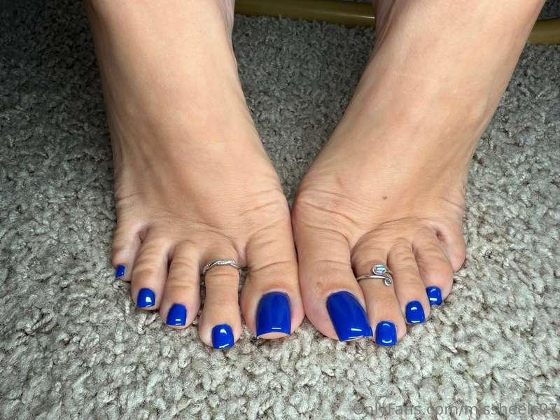 Sexy blue toes 💙