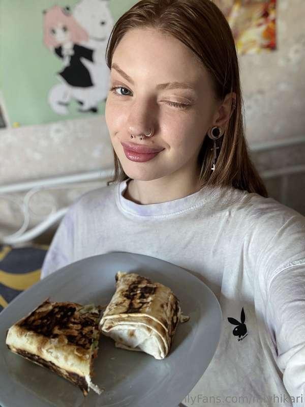 🌯Time for breakfast 😋🥰Who’s joining me for some morning vibe..