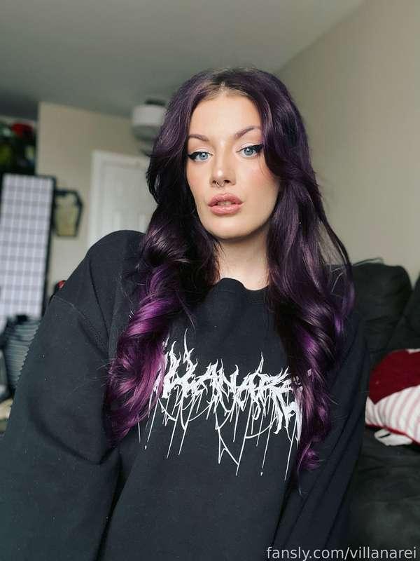 My hair looks so good today 🥰

#fyp #purplehair #goth #gothgirl #altgirl #alternative #eyeliner #sweatshirt #cozy #girlfriend 