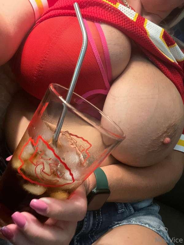 Because the world needs more touchdowns…. And titties 😜