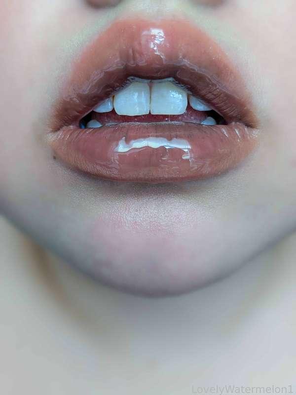 Felt like doing a more neutral yet glossy look and I love a nice earthy type of lip color so here ya go! Haha. 🪨🪵🍂 Reminds me of a nature walk in autumn! 🤎🧡

#FYP #LipstickFetish #Lipstick #Lips #LipGloss #MouthFetish #Mouth #Oral #Tongue #Tease #UpClose #Kisses #LovelyWatermelon1 #MoodyWatermelon1
