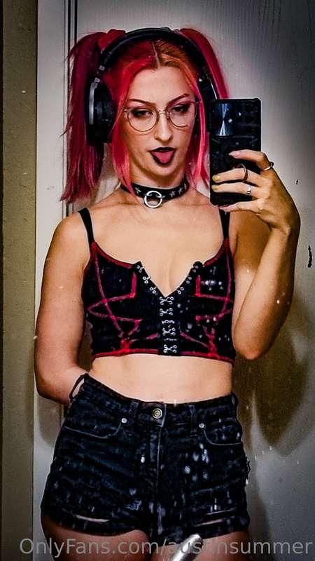 Get you a slut who takes tiddy pics for you