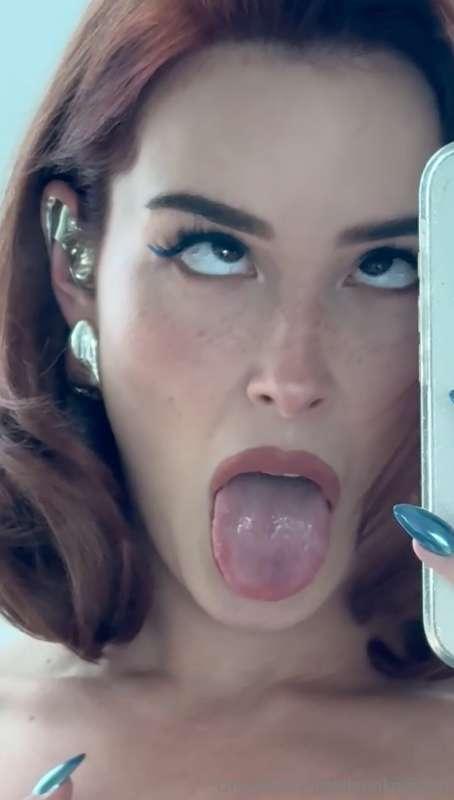 This pic deserves to live on my page forever 👅