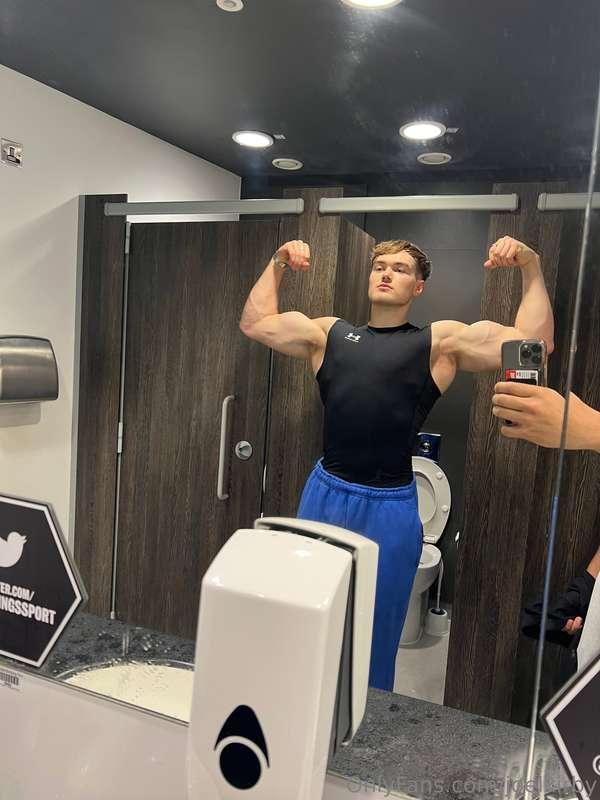 Do you like my muscles? 🤩