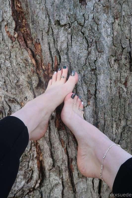 My 4/20 pedi 💚🖤🤍🍃