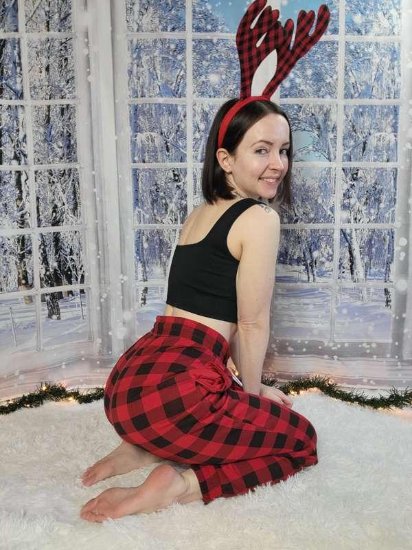 I adore these comfy pjs! Would you still want a footjob from..