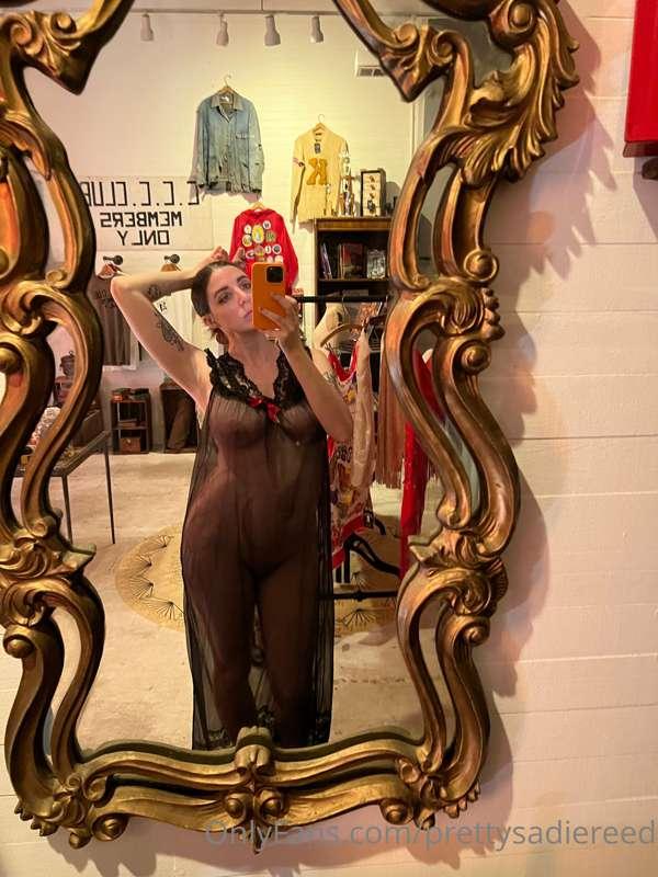 happy Monday y’all ♥️

this is a 1950s/early 60s black sheer..