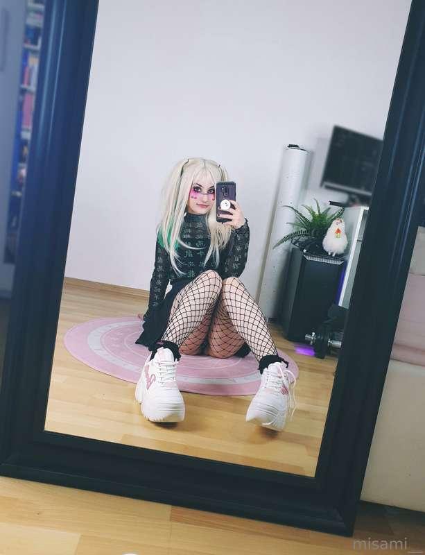 Don't look!! ≧◡≦
Guess my feets nail polish color 💅😋
You can..