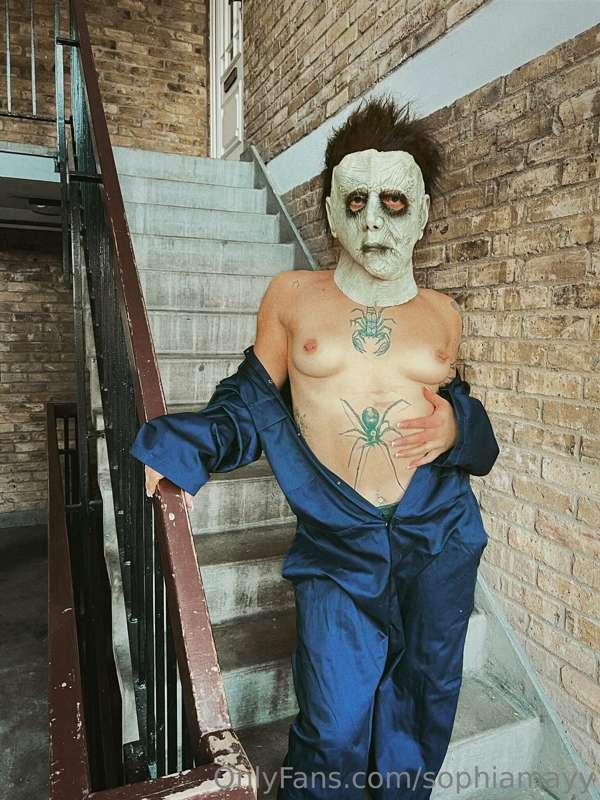 if Michael Myers was a woman she’d look like this… 😈