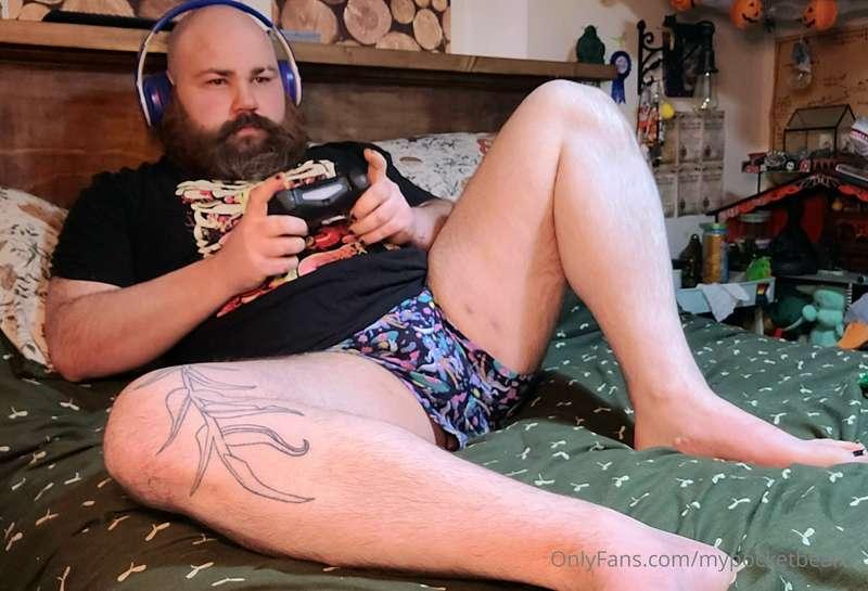 Could I be your gaymer boyfriend 🎮 I can play my favourite g..