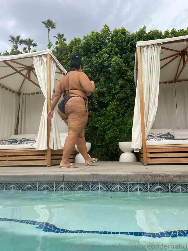 POV: You're at a pool and see the sexiest girl walk by🥰🥰