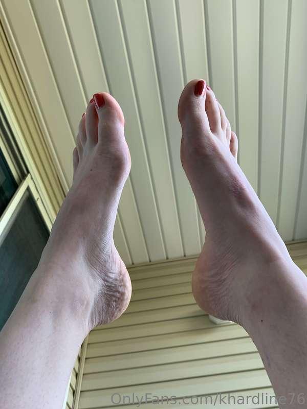🦶FOOT-FETISH-FRIDAY🦶

My feet really could use some extra at..