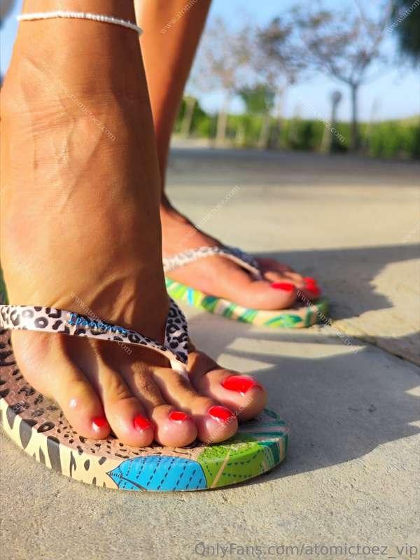 flipflops and red nails ♥️