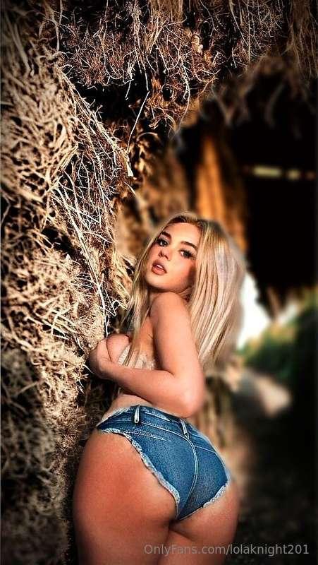 Fancy a roll in the hay? 👩‍🌾 😉