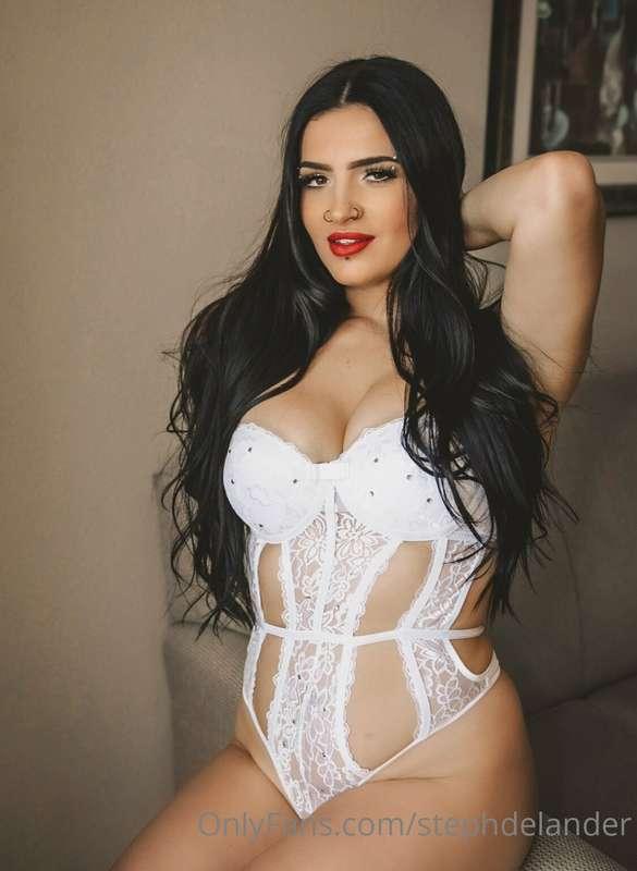 Do you prefer photoshoots, or amateur content? Let me know !..
