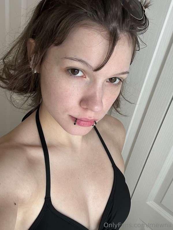 Forehead pic more scandalous than a nude at this point; have..