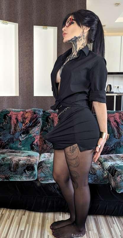 You’re not confused by that little thing that’s hiding behind my skirt, are you?😈🍆



#fyp #alt #goth #bigtits #bdsm #tattoos #strapon  #femdom #mistress #pegging
