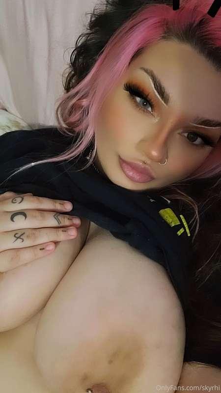 Cum play with me in bed 🥺