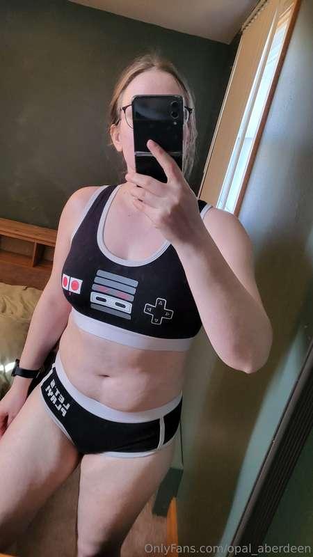 Hello! Just some casual fun in a bra and panties today 🥰 I a..