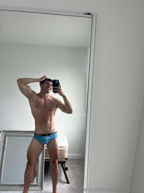 Long flight to LA today and airplanes make me real horny 🫣 W..