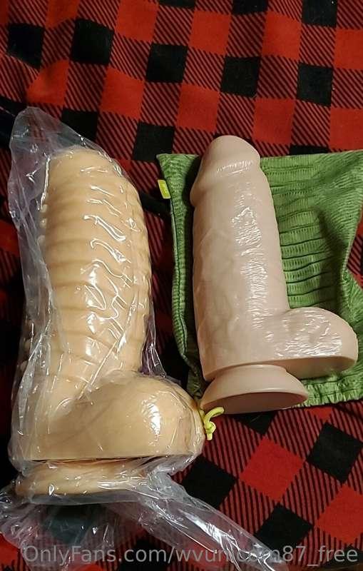 One of my Fans sent me a new massive dildo the one on the ri..