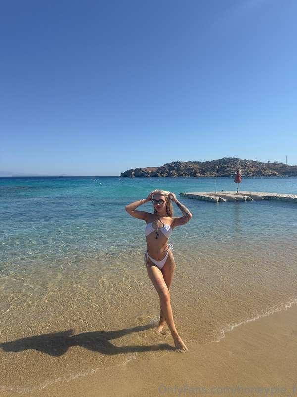 🌸 In the mood to be spoiled…Any volunteers? 😏💋 DM me