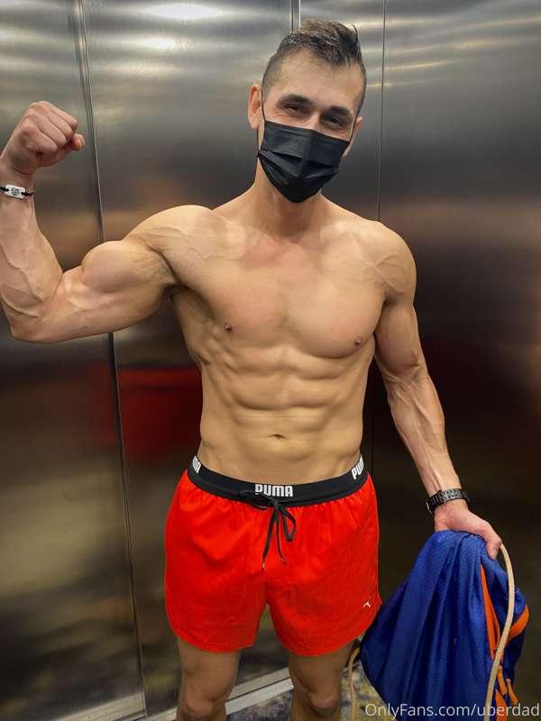 Never pass up a photo opportunity with elevator lighting 💪🏻💪..
