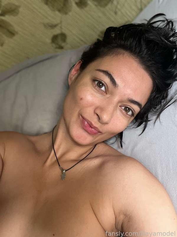 Good morning from my warm bed 👄 these lips send you a passionate kiss , wanna get it ? 