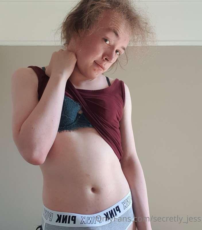 Hey, I had a ton of fun trying on this cute new green bra an..