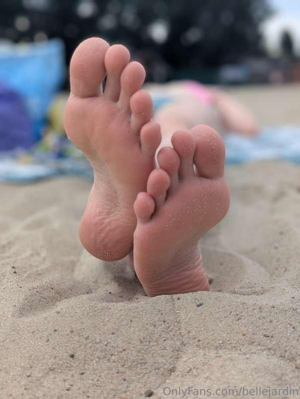 👣👣👣