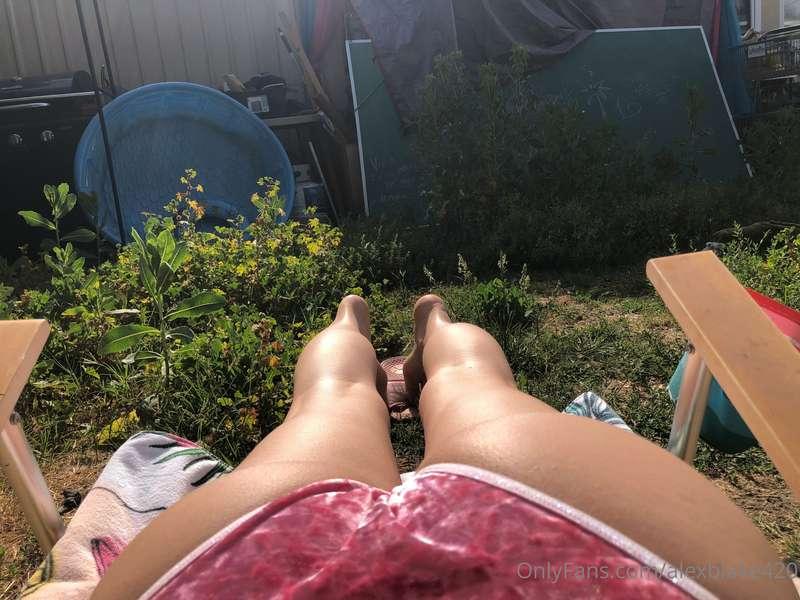 Cum stick your Dick in me while I suntan 🍆💦🍑🤤☀️