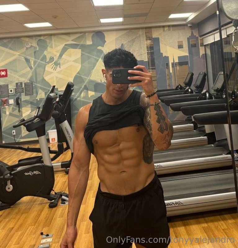 Hotel workouts never miss😈