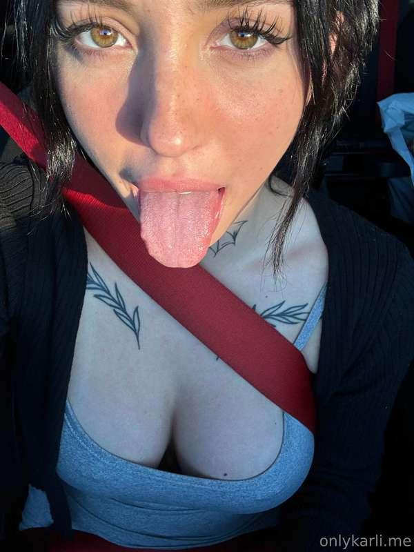 look me in my eyes and cum on mommy’s tongue😈