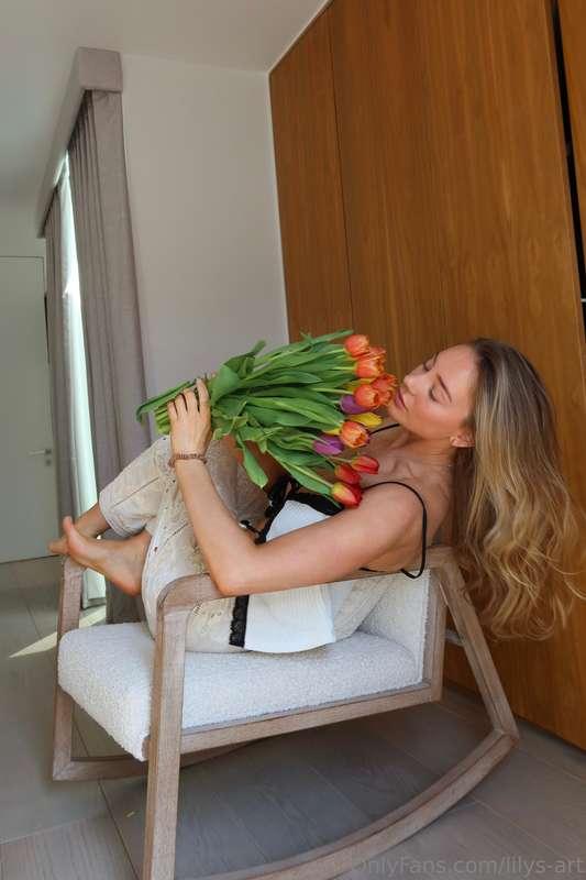 Flowers smell sweet, but I think I’m even sweeter 😏🌹