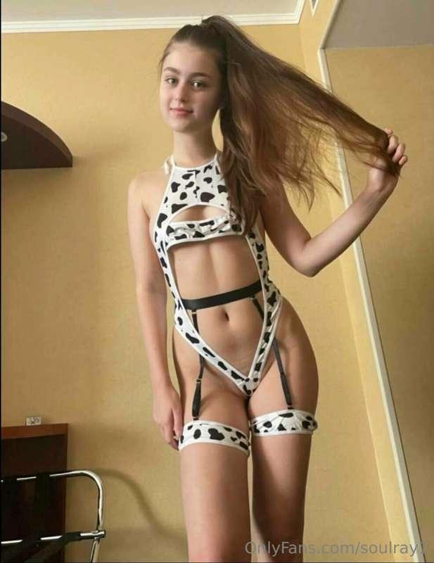 @lovelytinnaxo 
College Girl loves masturbating after school..