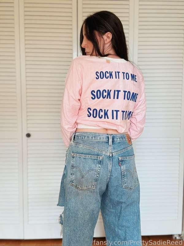 The 70s were a weird time. I can't tell if this shirt means what I think it means in the most "sock it to me" come-hither way. Or if it means something else but put on a sexy little croptop. 

There were too many good photos from this set to cut it down - enjoy them all 💋

#fyp #clothed #ass #bush #hairy #milf #longhair #bigass #squat #solo #orgasm