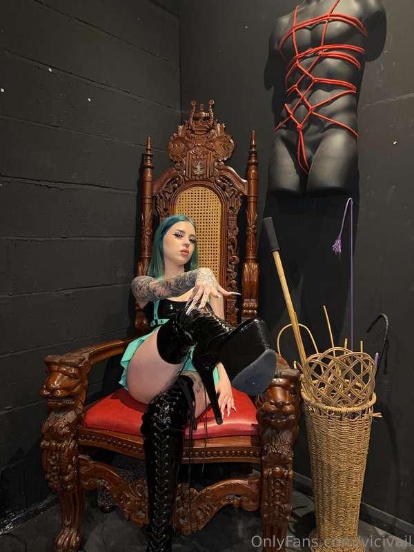 Be a good boy and lick it clean for me