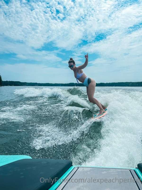Surfin into yo dreams like…. 🤪🤪 night loves! 
And don’t forg..