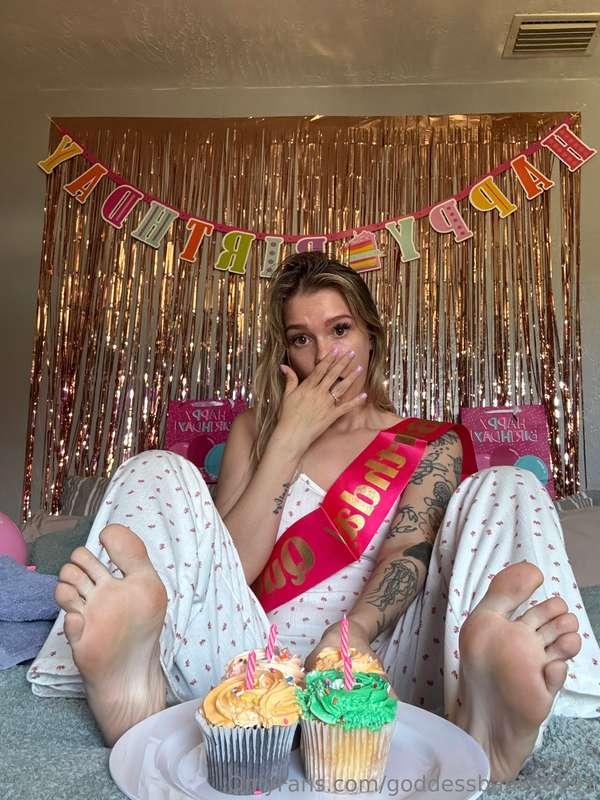 ITS MY BIRTHDAY 🎂!!!! Let’s get messy with cupcakes 😏🎁Make s..