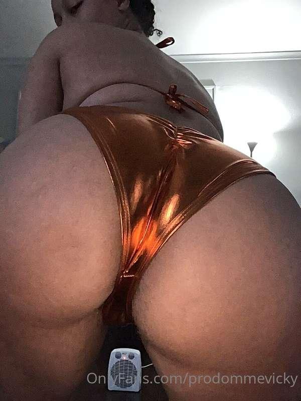 This orange shiny bikini looks so GOOD on me!