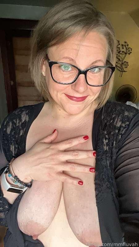 How was your day?

#bbw #glasses #milf #mommy #plussize #PAWG #curvy #fyp #undressme #amateur #fat