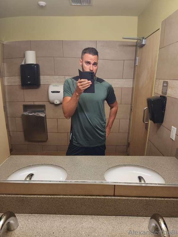 Bathroom Lighting here was Top Tier 👌