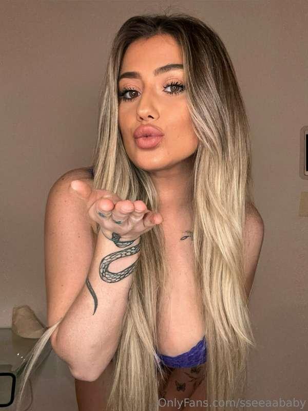 Can I borrow a kiss from you?😘💋💋