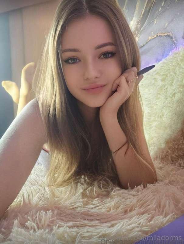 @hotlizahot🔥🔥🔥@hotlizahot
This hot girl will help you relax ..
