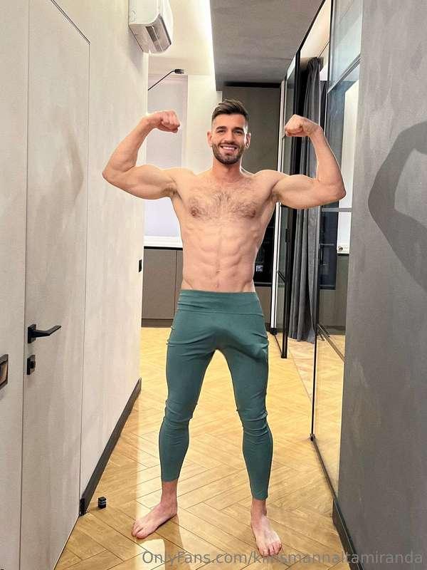 The real GAY 🏳️‍🌈 with monster cock 🍆🤤@therealjays 😍His cock..